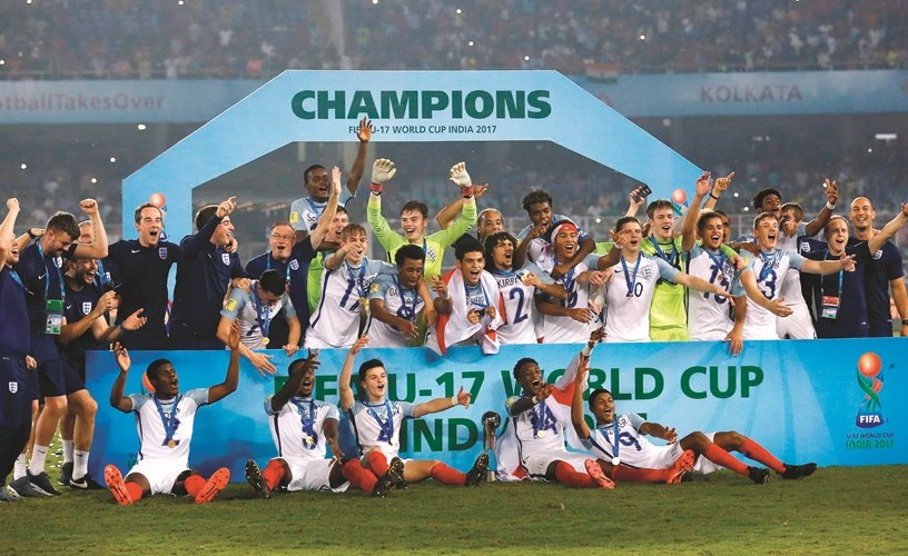 فرحة لاعبي منتخب انجلترا باللقب 	(رويترز)﻿