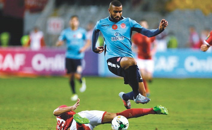 لاعب الوداد إسماعيل الحداد يتجاوز مدافع الأهلي محمد نجيب 	(رويترز)﻿