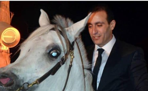 بالفيديو والصور.. أحمد السقا يفاجئ الحضور بدخوله حفل زفاف ممتطياً حصانه !