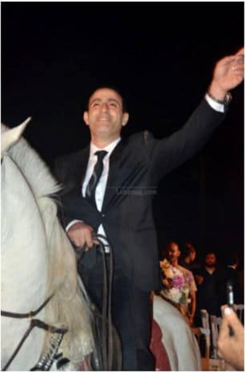 بالفيديو والصور.. أحمد السقا يفاجئ الحضور بدخوله حفل زفاف ممتطياً حصانه !
