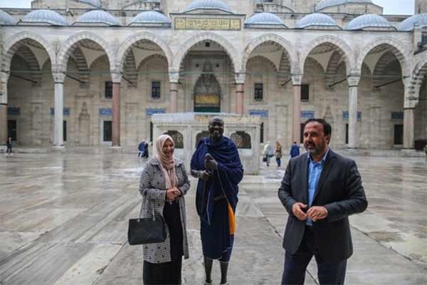 بالصور.. زعيم قبيلة تنزانية بهرته السيارات والسفن والطائرات وأشياء كثيرة يراها لأول مرة في حياته