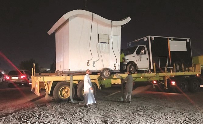 جانب من عملية رفع البقالات والمطاعم المتنقلة﻿