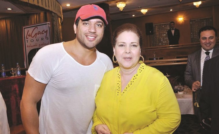 حسن الرداد وحماته الفنانة دلال عبدالعزيز﻿