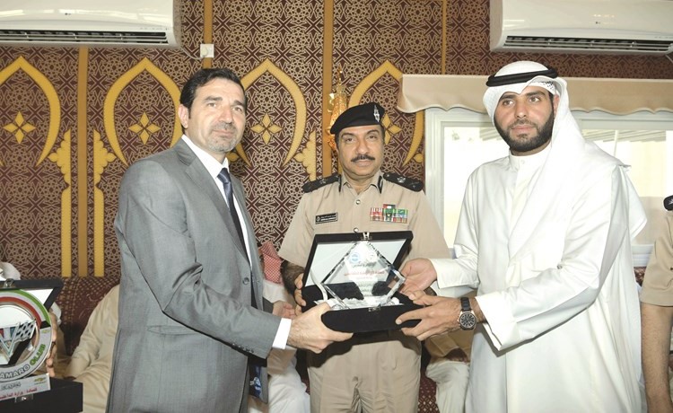 اللواء أديب السويدان يتسلم درعا تكريمية من عبدالله المؤذن﻿