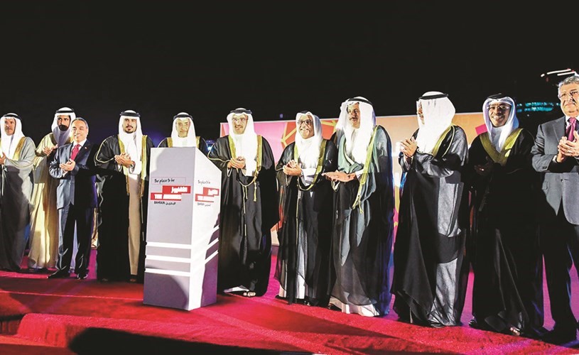 ولي عهد البحرين ومحمد الشايع وسفير الكويت في المنامة عزام الصباح أثناء افتتاح الأفنيوز - البحرين بحضور حشد من كبار الشخصيات ومسؤولي الشركة المنفذة ﻿