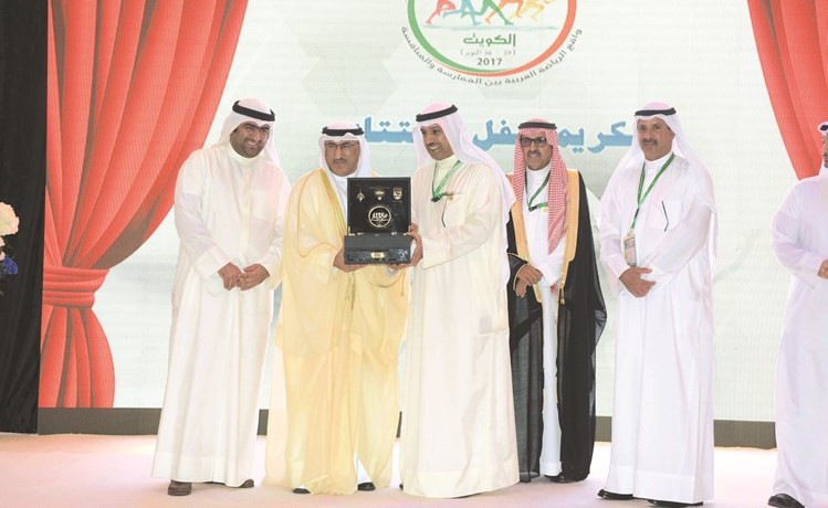 د.محمد الفارس وخالد الروضان يكرمان د.حمود فليطح﻿