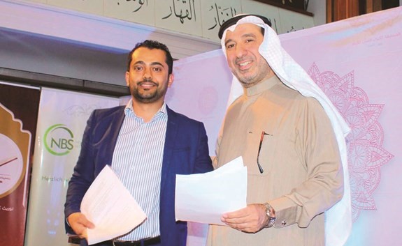  د.عصام الفليج خلال توقيع الاتفاقية﻿