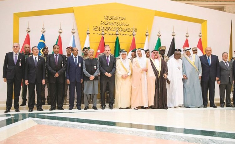صورة لوزراء الخارجية ورؤساء هيئات الأركان العامة لدول التحالف لدعم الشرعية في اليمن قبيل الاجتماع بالرياض أمس	(واس)﻿