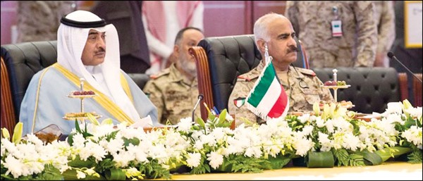 الشيخ صباح الخالد والفريق الركن محمد الخضر خلال اجتماع وزراء الخارجية ورؤساء هيئات الأركان العامة لدول التحالف لدعم الشرعية في اليمن بالرياض 