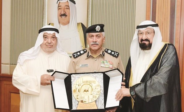 درع تذكارية للفريق محمود الدوسري﻿