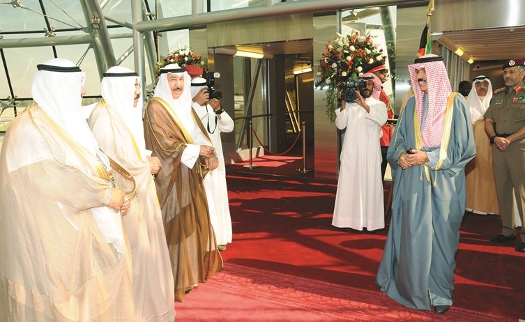 سمو ولي العهد الشيخ نواف الأحمد لدى مغادرته البلاد وفي وداعه الشيخ جابرالعبدالله والشيخ فيصل السعود وسمو الشيخ ناصر المحمد ﻿