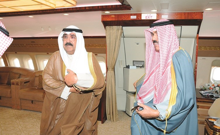 سمو ولي العهد الشيخ نواف الأحمد والشيخ مشعل الأحمد﻿