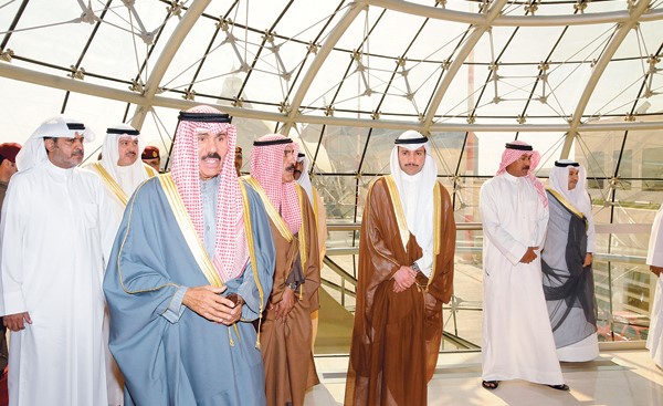 سمو ولي العهد الشيخ نواف الأحمد لدى مغادرته إلى الولايات المتحدة الأميركية وفي وداعه رئيس مجلس الأمة مرزوق الغانم والشيخ فيصل السعود