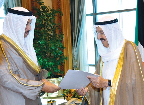صاحب السمو الأمير الشيخ صباح الاحمد يتسلم كتاب استقالة الحكومة من سمو رئيس الوزراء الشيخ جابر المبارك