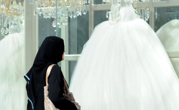 لم تبارك زواجه من الثانية وحسب بل دعمته مادياً أيضاً.. تفاصيل احتفال زوجة سعودية بـ"ضرَّتها"