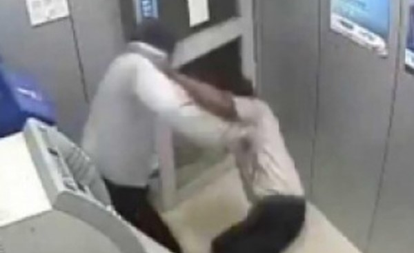بالفيديو.. شاهد كيف واجه حارس شجاع لص ATM مسلحا