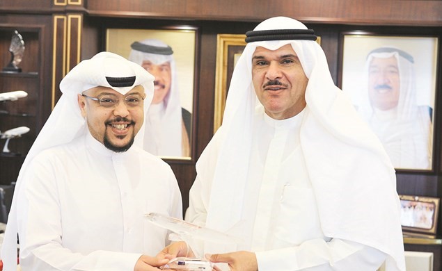 الشيخ سلمان الحمود متسلما الدرع التذكارية من رياض السعيد﻿