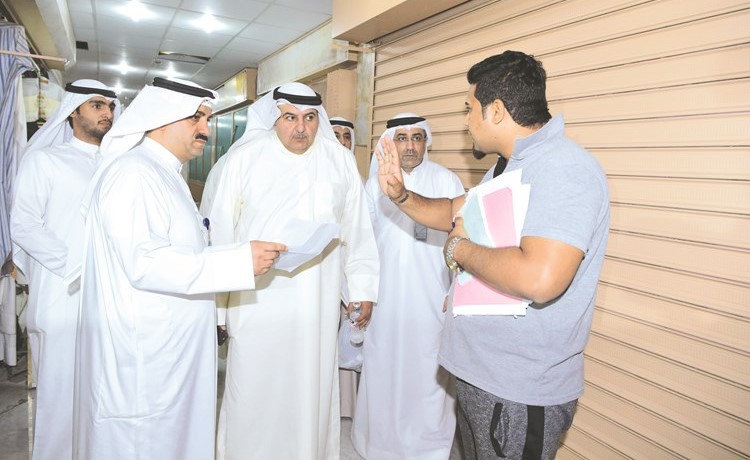  أحمد الموسى ومحمد الأنصاري خلال الجولة التفتيشية	(قاسم باشا)﻿