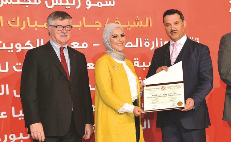 تكريم إحدى الطبيبات الحاصلات على البورد﻿