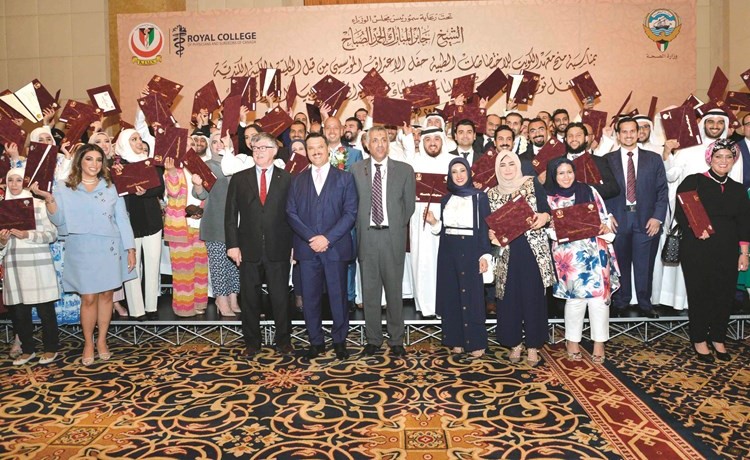 خريجو البورد في لقطة تذكارية مع وزير الصحة د.جمال الحربي وقيادات كيمز	 (شانافاس قاسم)﻿