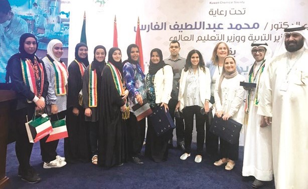 لقطة تذكارية مع الطلبة الفائزين بالميداليات﻿
