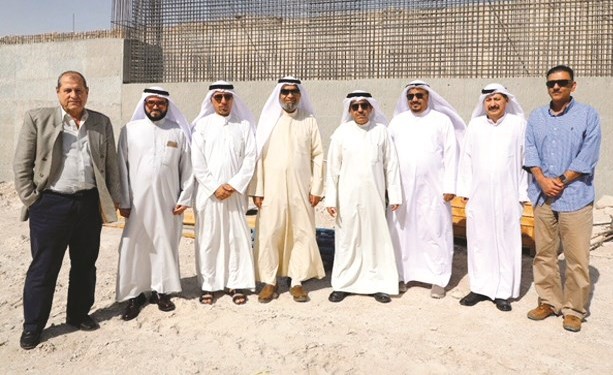 م. بدر الوقيان وم.علي الحبيل مع عدد من مهندسي المؤسسة السكنية ﻿