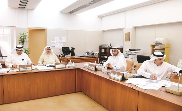 احمد الفضل ومحمد الدلال وخالد الشطي والحميدي السبيعي خلال اجتماع اللجنة التشريعية﻿