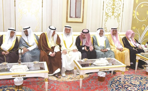 الشيخ د. عبدالله بن عبدالمحسن التركي والمستشار فيصل الحجي والشيخ علي الجراح وأحمد باقر والشيخ فيصل الحمود ود.محمد الطبطبائي ود. خالد المذكور﻿