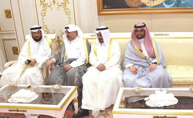 الشيخ حمد جابر العلي متوسطا حمد النومس ود. وليد الشعيب﻿