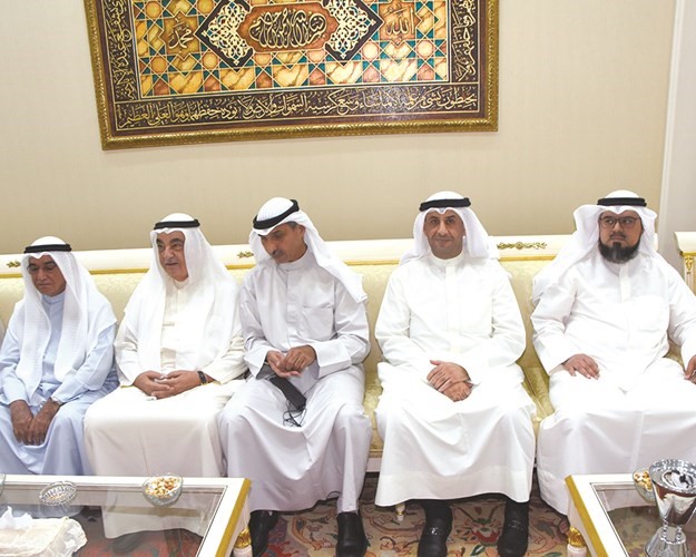 السفير مجدي الظفيري مع عدد من الحضور﻿