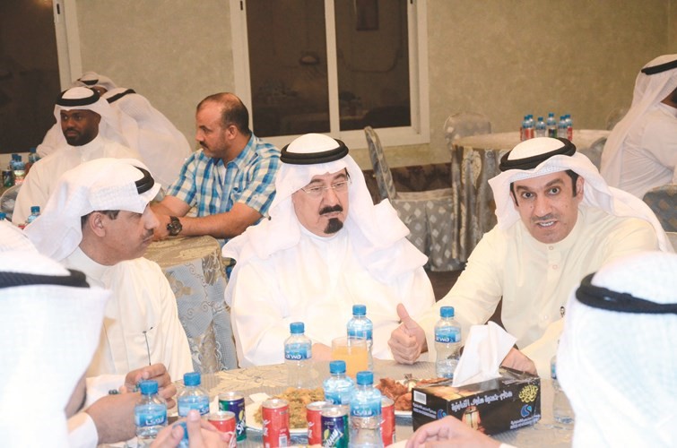 الشحومي متحدثا إلى خالد الغانم وعبدالواحد خليل وحمود فليطح﻿