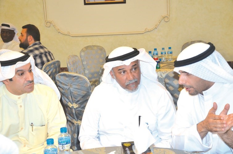 خالد الغانم متحدثا إلى الذياب والشحومي﻿