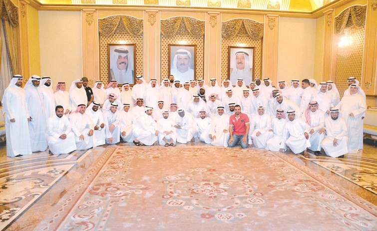 بيت كرة اليد يجتمع في ديوان الشحومي﻿