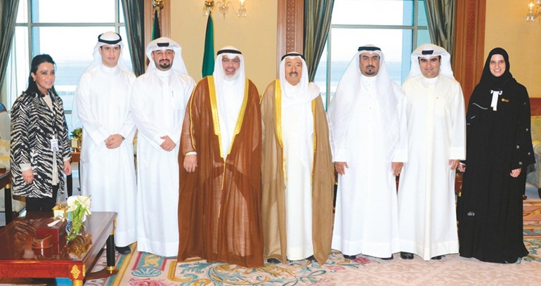 صاحب السمو الأمير الشيخ صباح الاحمد خلال استقباله عادل الصرعاوي وموظفي ديوان المحاسبة﻿