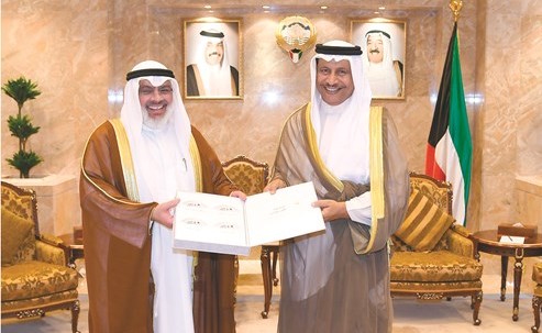 سمو الشيخ جابر المبارك يتسلم تقرير ديوان المحاسبة من عادل الصرعاوي﻿