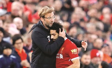 يورغن كلوب ولاعبه محمد صلاح بعد انتهاء المباراة﻿