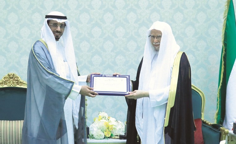 رئيس اللجنة الاستشارية العليا ‏للعمل على استكمال أحكام الشريعة الإسلامية الكويتية د.محمد الطبطبائي خلال لقائه عضو هيئة كبار العلماء بالمملكة العربية السعودية د.عبدالله التركي ﻿