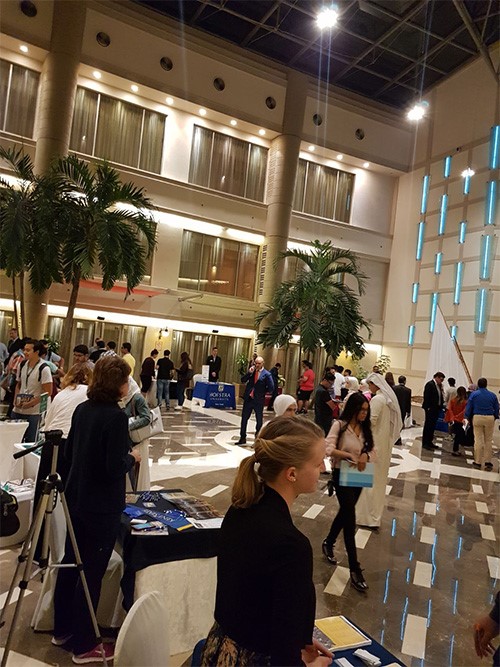 السفير سيلفرمان يفتتح معرضا تعليميا بمشاركة 26 جامعة أميركية