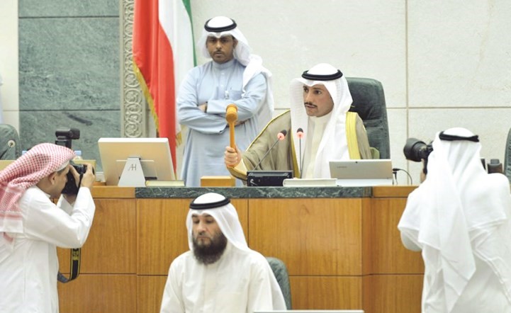 ﻿رئيس مجلس الأمة مرزوق الغانم يرفع الجلسة امس نتيجة لاستقالة الحكومة وعدم وجود نصاب	(هاني الشمري)﻿