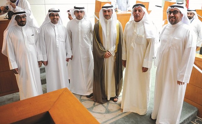  ﻿الغانم متوسطا النواب اسامة الشاهين وعبدالله الرومي وعبدالكريم الكندري ورياض العدساني وسعود الشويعر﻿