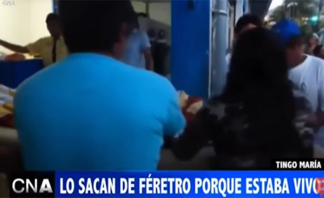 بالفيديو.. شاب ميت يعود للحياة قبل ثوان من دفنه