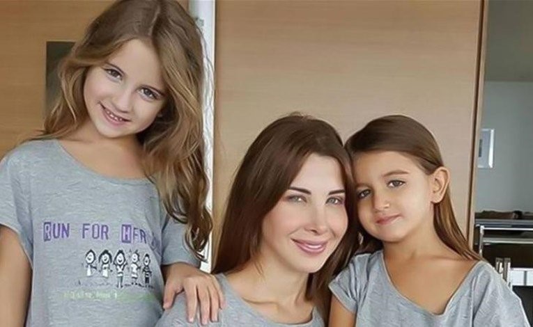 فيديوهات حبّ وقبلات بين نانسي عجرم وابنتيها!