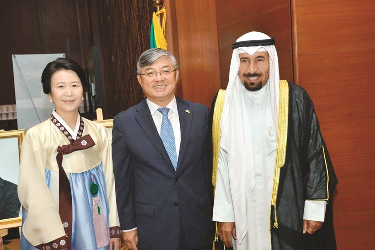 الشيخ علي الجابر يقدم التهاني	(شانافاس قاسم)﻿