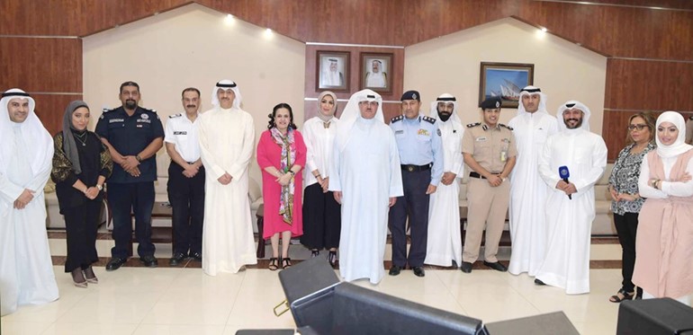 الجهات الحكومية المكرمة في لقطة تذكارية مع وكيل وزارة الإعلام طارق المزرم ووكيل الإذاعة الشيخ فهد المبارك وأسرة برنامج أحلى صباح (محمد هاشم)﻿