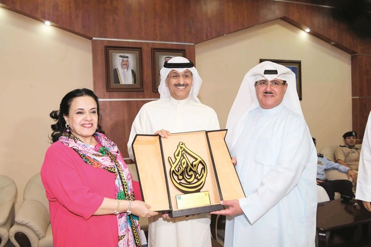 المبارك والمزرم يكرمان الوكيلة المساعدة في مكتب الشهيد فاطمة الأمير﻿
