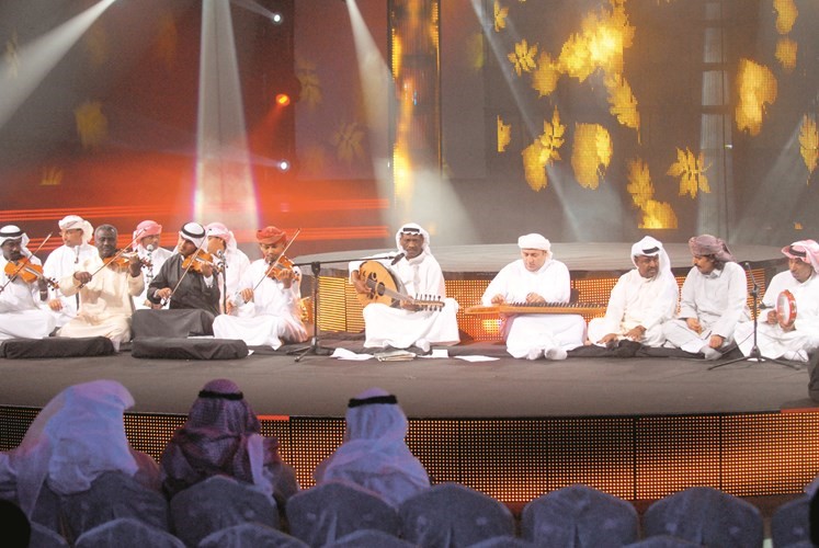 خالد الملا خلال حفل شعبي ضمن انشطة مهرجان ليالي فبراير الغنائية 2009﻿