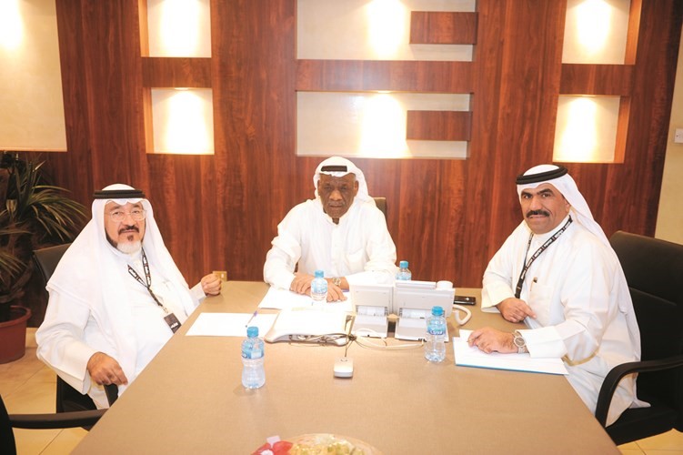 الملا مع الزميلين يوسف عبدالرحمن ومفرح الشمري في ديوانية الأنباء	﻿