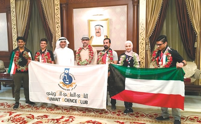 طلال الخرافي مستقبلا أبناء النادي العلمي فهد الياقوت وحسين جرخي وبدر العوضي وفرح المطوع لدى عودتهم﻿