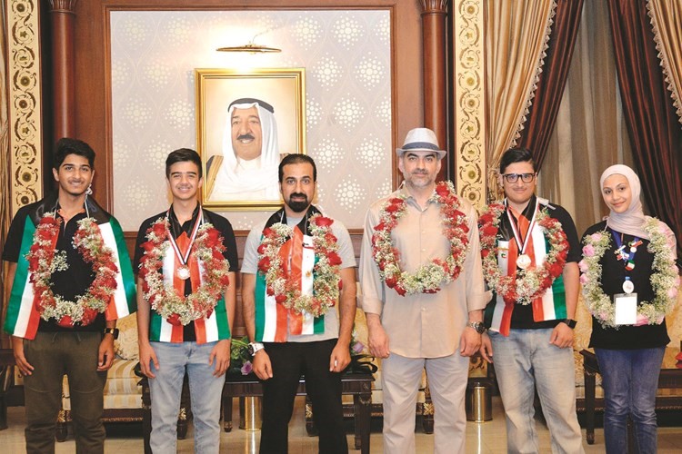  د.محمد الصفار ود. محمد بن سبت يتوسطان أبناء النادي فهد الياقوت وحسين جرخي وبدر العوضي وفرح المطوع المشاركين في المسابقة ﻿