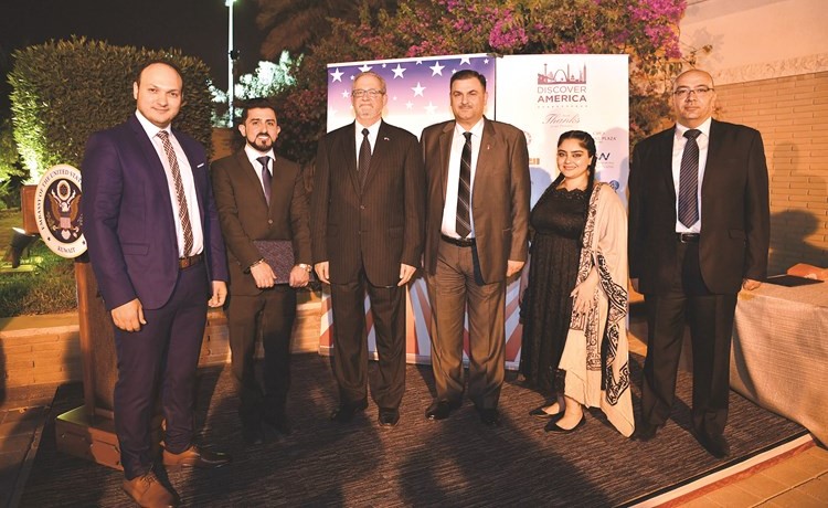 السفير الأميركي متوسطا الزملاء مدير إدارة التسويق والمبيعات فريد سلوم ومدير التحرير محمد بسام الحسيني وأسامة دياب وعلي محمد ولميس بلال﻿